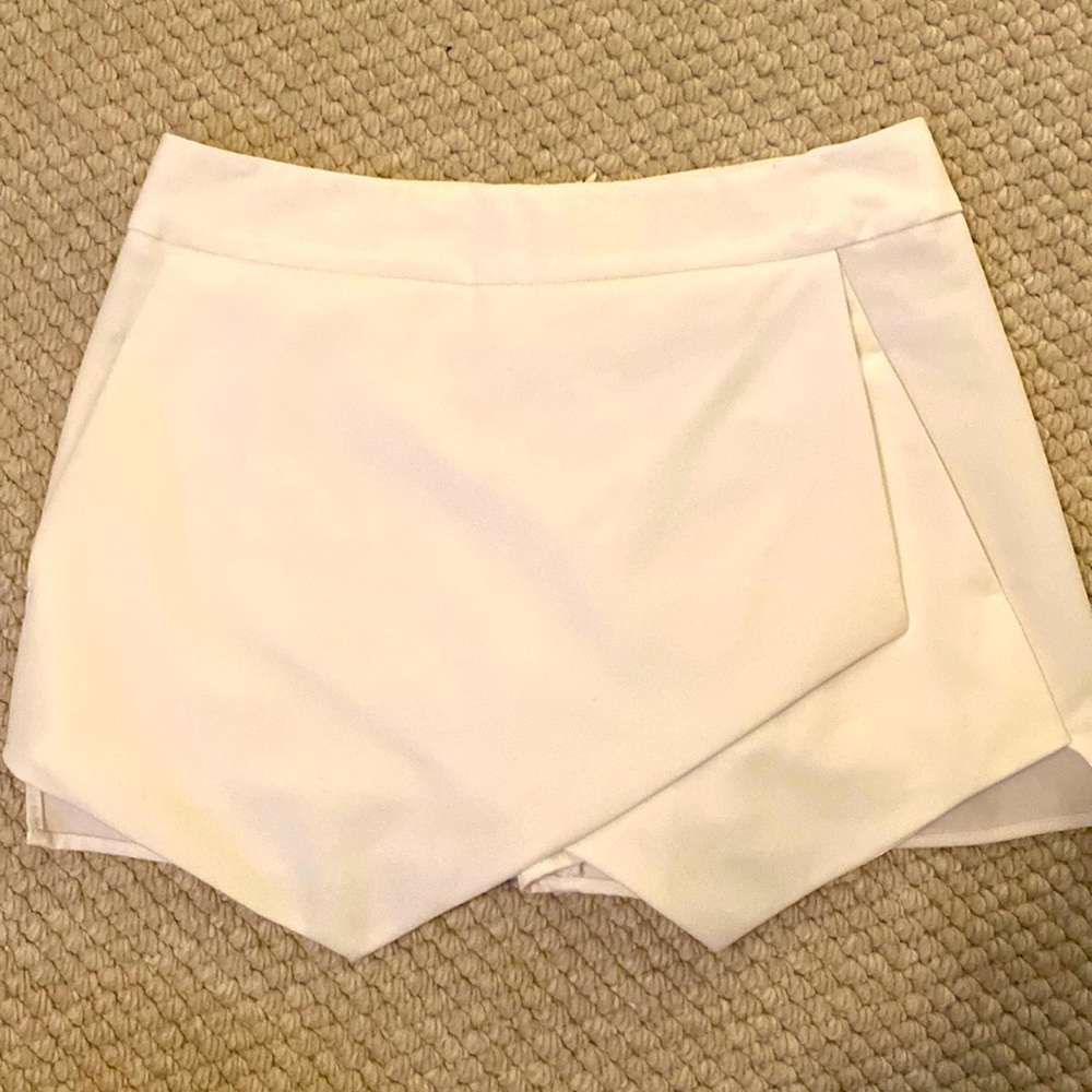 Skort. Aqua brand from Bloomingdale’s. Size M. Off white cooler.